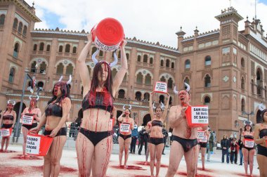 Boğa güreşini protesto eden insanlar 11 Mayıs 2025 'te Madrid' deki Las Ventas boks ringinin önünde kan taklidi yapmak için vücutlarına kırmızı boya döküyorlardı. İspanya