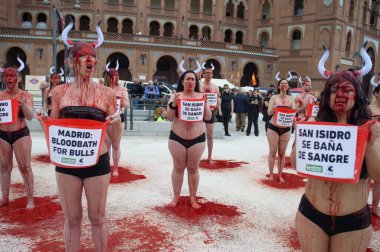 Boğa güreşini protesto eden insanlar 11 Mayıs 2025 'te Madrid' deki Las Ventas boks ringinin önünde kan taklidi yapmak için vücutlarına kırmızı boya döküyorlardı. İspanya