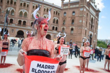 Boğa güreşini protesto eden insanlar 11 Mayıs 2025 'te Madrid' deki Las Ventas boks ringinin önünde kan taklidi yapmak için vücutlarına kırmızı boya döküyorlardı. İspanya
