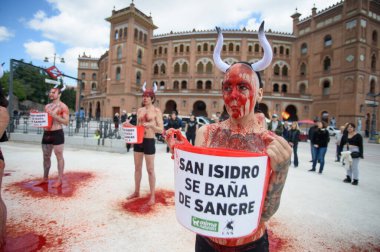 Boğa güreşini protesto eden insanlar 11 Mayıs 2025 'te Madrid' deki Las Ventas boks ringinin önünde kan taklidi yapmak için vücutlarına kırmızı boya döküyorlardı. İspanya