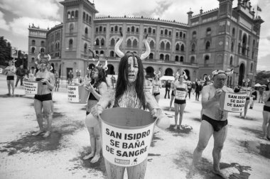 Boğa güreşini protesto eden insanlar 11 Mayıs 2025 'te Madrid' deki Las Ventas boks ringinin önünde kan taklidi yapmak için vücutlarına kırmızı boya döküyorlardı. İspanya