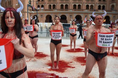Boğa güreşini protesto eden insanlar 11 Mayıs 2025 'te Madrid' deki Las Ventas boks ringinin önünde kan taklidi yapmak için vücutlarına kırmızı boya döküyorlardı. İspanya