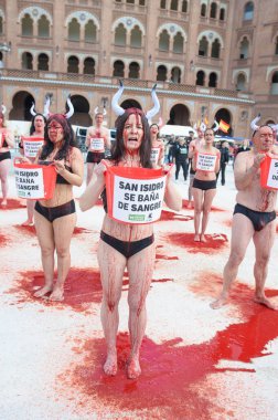 Boğa güreşini protesto eden insanlar 11 Mayıs 2025 'te Madrid' deki Las Ventas boks ringinin önünde kan taklidi yapmak için vücutlarına kırmızı boya döküyorlardı. İspanya