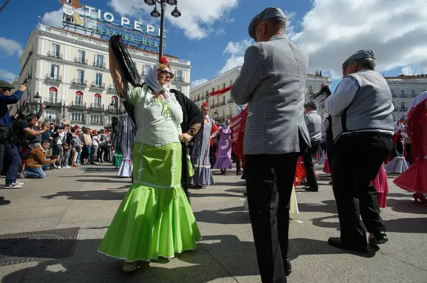 Madrid 'de düzenlenen geleneksel geçit töreni sırasında, 11 Mayıs 2025' te İspanya 'nın Puerta del Sol kentinde düzenlenen San Isidro Festivali sırasında düzenlenen popüler bir etkinlik.