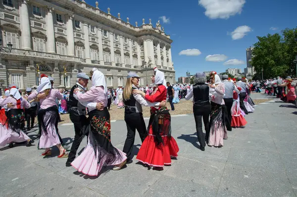 Madrid 'de düzenlenen geleneksel geçit töreni sırasında, 11 Mayıs 2025' te İspanya 'nın Puerta del Sol kentinde düzenlenen San Isidro Festivali sırasında düzenlenen popüler bir etkinlik.