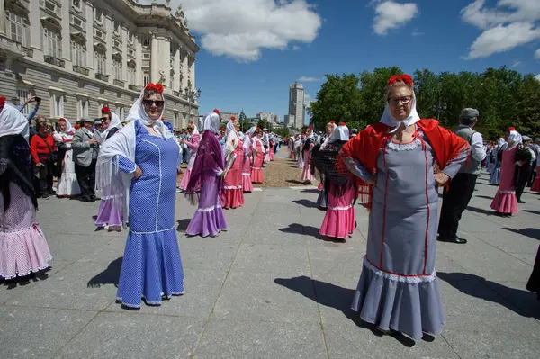 Madrid 'de düzenlenen geleneksel geçit töreni sırasında, 11 Mayıs 2025' te İspanya 'nın Puerta del Sol kentinde düzenlenen San Isidro Festivali sırasında düzenlenen popüler bir etkinlik.