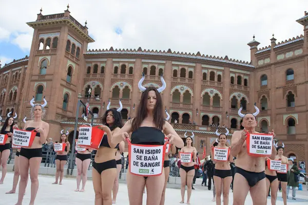 Boğa güreşini protesto eden insanlar 11 Mayıs 2025 'te Madrid' deki Las Ventas boks ringinin önünde kan taklidi yapmak için vücutlarına kırmızı boya döküyorlardı. İspanya