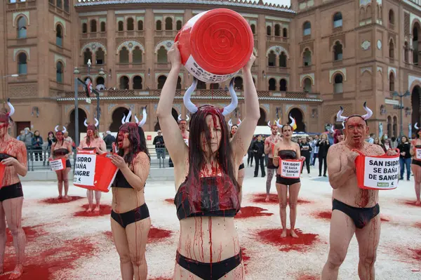 Boğa güreşini protesto eden insanlar 11 Mayıs 2025 'te Madrid' deki Las Ventas boks ringinin önünde kan taklidi yapmak için vücutlarına kırmızı boya döküyorlardı. İspanya