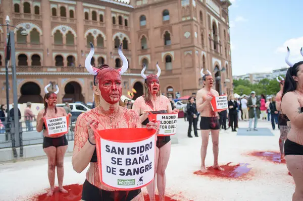 Boğa güreşini protesto eden insanlar 11 Mayıs 2025 'te Madrid' deki Las Ventas boks ringinin önünde kan taklidi yapmak için vücutlarına kırmızı boya döküyorlardı. İspanya