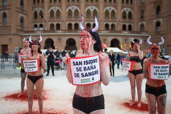 Boğa güreşini protesto eden insanlar 11 Mayıs 2025 'te Madrid' deki Las Ventas boks ringinin önünde kan taklidi yapmak için vücutlarına kırmızı boya döküyorlardı. İspanya