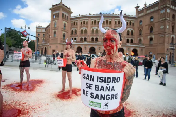 Boğa güreşini protesto eden insanlar 11 Mayıs 2025 'te Madrid' deki Las Ventas boks ringinin önünde kan taklidi yapmak için vücutlarına kırmızı boya döküyorlardı. İspanya