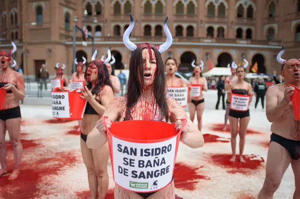 Boğa güreşini protesto eden insanlar 11 Mayıs 2025 'te Madrid' deki Las Ventas boks ringinin önünde kan taklidi yapmak için vücutlarına kırmızı boya döküyorlardı. İspanya