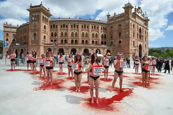 Boğa güreşini protesto eden insanlar 11 Mayıs 2025 'te Madrid' deki Las Ventas boks ringinin önünde kan taklidi yapmak için vücutlarına kırmızı boya döküyorlardı. İspanya
