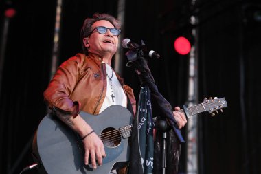 Şarkıcı David DeMara, 11 Mayıs 2025 'te Madrid Plaza Mayor' da düzenlenen VIVE DIAL HOMENAJE A MADRID konserinde performans sergiliyor.