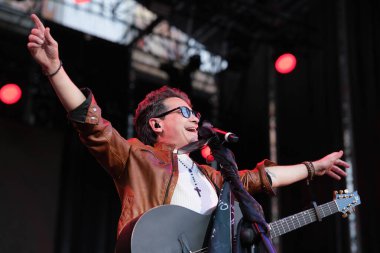 Şarkıcı David DeMara, 11 Mayıs 2025 'te Madrid Plaza Mayor' da düzenlenen VIVE DIAL HOMENAJE A MADRID konserinde performans sergiliyor.