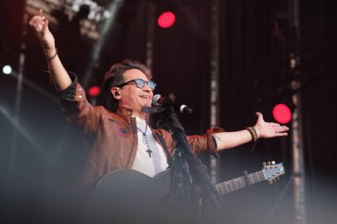 Şarkıcı David DeMara, 11 Mayıs 2025 'te Madrid Plaza Mayor' da düzenlenen VIVE DIAL HOMENAJE A MADRID konserinde performans sergiliyor.