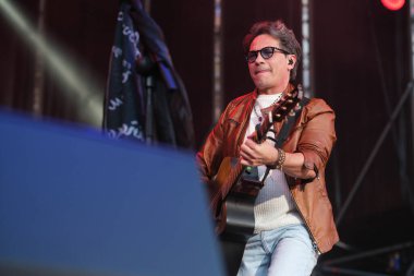 Şarkıcı David DeMara, 11 Mayıs 2025 'te Madrid Plaza Mayor' da düzenlenen VIVE DIAL HOMENAJE A MADRID konserinde performans sergiliyor.