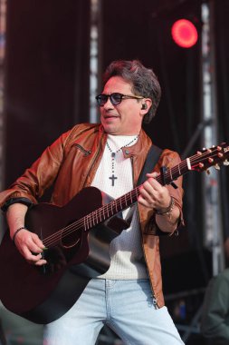 Şarkıcı David DeMara, 11 Mayıs 2025 'te Madrid Plaza Mayor' da düzenlenen VIVE DIAL HOMENAJE A MADRID konserinde performans sergiliyor.