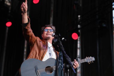 Şarkıcı David DeMara, 11 Mayıs 2025 'te Madrid Plaza Mayor' da düzenlenen VIVE DIAL HOMENAJE A MADRID konserinde performans sergiliyor.