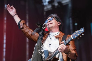 Şarkıcı David DeMara, 11 Mayıs 2025 'te Madrid Plaza Mayor' da düzenlenen VIVE DIAL HOMENAJE A MADRID konserinde performans sergiliyor.