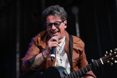 Şarkıcı David DeMara, 11 Mayıs 2025 'te Madrid Plaza Mayor' da düzenlenen VIVE DIAL HOMENAJE A MADRID konserinde performans sergiliyor.