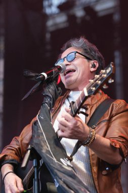 Şarkıcı David DeMara, 11 Mayıs 2025 'te Madrid Plaza Mayor' da düzenlenen VIVE DIAL HOMENAJE A MADRID konserinde performans sergiliyor.