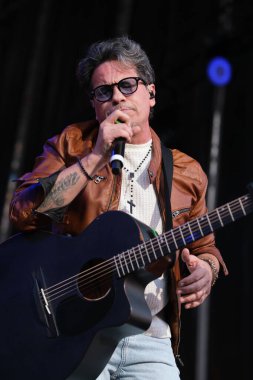 Şarkıcı David DeMara, 11 Mayıs 2025 'te Madrid Plaza Mayor' da düzenlenen VIVE DIAL HOMENAJE A MADRID konserinde performans sergiliyor.