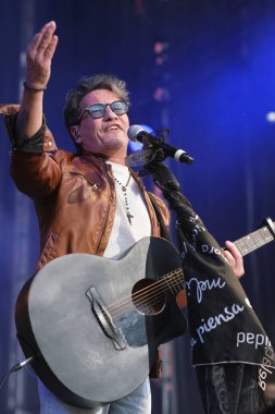 Şarkıcı David DeMara, 11 Mayıs 2025 'te Madrid Plaza Mayor' da düzenlenen VIVE DIAL HOMENAJE A MADRID konserinde performans sergiliyor.