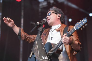 Şarkıcı David DeMara, 11 Mayıs 2025 'te Madrid Plaza Mayor' da düzenlenen VIVE DIAL HOMENAJE A MADRID konserinde performans sergiliyor.