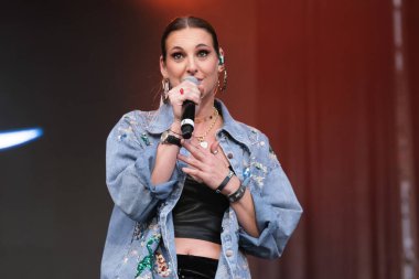 Şarkıcı Conchita, 11 Mayıs 2025 'te Madrid' deki Plaza Mayor 'da düzenlenen VIVE DIAL HOMENAJE A MADRID konserinde performans sergiliyor.