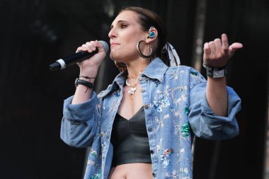 Şarkıcı Conchita, 11 Mayıs 2025 'te Madrid' deki Plaza Mayor 'da düzenlenen VIVE DIAL HOMENAJE A MADRID konserinde performans sergiliyor.