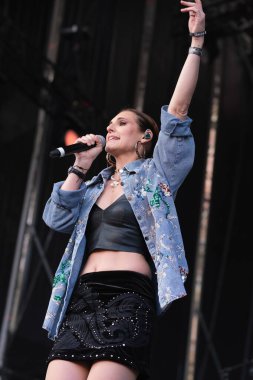 Şarkıcı Conchita, 11 Mayıs 2025 'te Madrid' deki Plaza Mayor 'da düzenlenen VIVE DIAL HOMENAJE A MADRID konserinde performans sergiliyor.