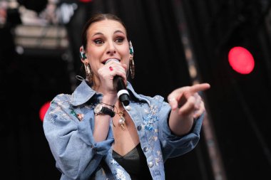 Şarkıcı Conchita, 11 Mayıs 2025 'te Madrid' deki Plaza Mayor 'da düzenlenen VIVE DIAL HOMENAJE A MADRID konserinde performans sergiliyor.