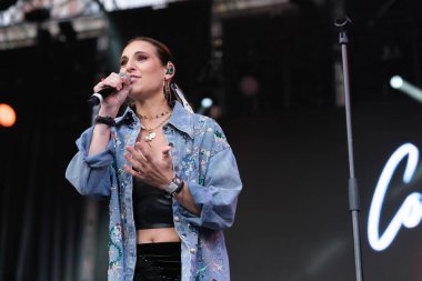 Şarkıcı Conchita, 11 Mayıs 2025 'te Madrid' deki Plaza Mayor 'da düzenlenen VIVE DIAL HOMENAJE A MADRID konserinde performans sergiliyor.