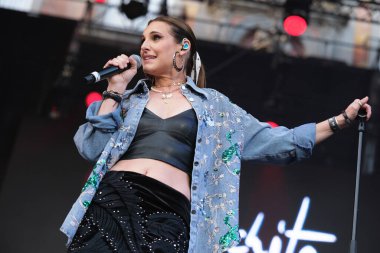 Şarkıcı Conchita, 11 Mayıs 2025 'te Madrid' deki Plaza Mayor 'da düzenlenen VIVE DIAL HOMENAJE A MADRID konserinde performans sergiliyor.