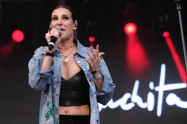 Şarkıcı Conchita, 11 Mayıs 2025 'te Madrid' deki Plaza Mayor 'da düzenlenen VIVE DIAL HOMENAJE A MADRID konserinde performans sergiliyor.