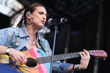 Şarkıcı Conchita, 11 Mayıs 2025 'te Madrid' deki Plaza Mayor 'da düzenlenen VIVE DIAL HOMENAJE A MADRID konserinde performans sergiliyor.