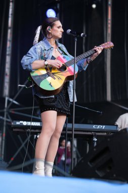 Şarkıcı Conchita, 11 Mayıs 2025 'te Madrid' deki Plaza Mayor 'da düzenlenen VIVE DIAL HOMENAJE A MADRID konserinde performans sergiliyor.