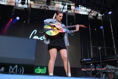 Şarkıcı Conchita, 11 Mayıs 2025 'te Madrid' deki Plaza Mayor 'da düzenlenen VIVE DIAL HOMENAJE A MADRID konserinde performans sergiliyor.