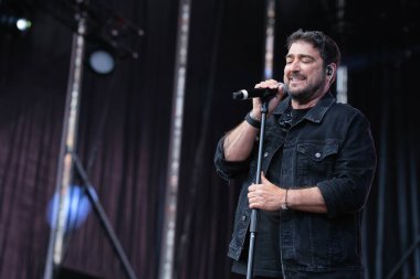 Şarkıcı Antonio Orozco, 11 Mayıs 2025 'te Madrid Plaza Mayor' daki VIVE DIAL HOMENAJE A MADRID konserinde sahne aldı.