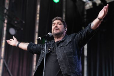 Şarkıcı Antonio Orozco, 11 Mayıs 2025 'te Madrid Plaza Mayor' daki VIVE DIAL HOMENAJE A MADRID konserinde sahne aldı.