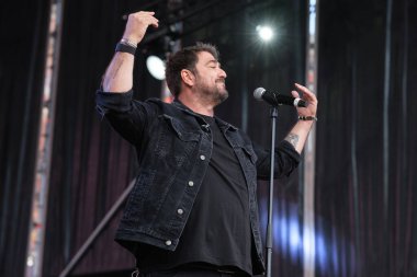 Şarkıcı Antonio Orozco, 11 Mayıs 2025 'te Madrid Plaza Mayor' daki VIVE DIAL HOMENAJE A MADRID konserinde sahne aldı.