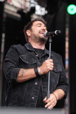 Şarkıcı Antonio Orozco, 11 Mayıs 2025 'te Madrid Plaza Mayor' daki VIVE DIAL HOMENAJE A MADRID konserinde sahne aldı.