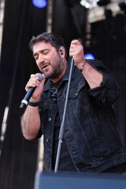 Şarkıcı Antonio Orozco, 11 Mayıs 2025 'te Madrid Plaza Mayor' daki VIVE DIAL HOMENAJE A MADRID konserinde sahne aldı.