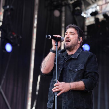 Şarkıcı Antonio Orozco, 11 Mayıs 2025 'te Madrid Plaza Mayor' daki VIVE DIAL HOMENAJE A MADRID konserinde sahne aldı.