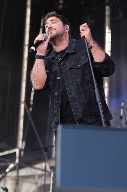 Şarkıcı Antonio Orozco, 11 Mayıs 2025 'te Madrid Plaza Mayor' daki VIVE DIAL HOMENAJE A MADRID konserinde sahne aldı.