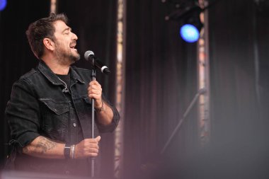 Şarkıcı Antonio Orozco, 11 Mayıs 2025 'te Madrid Plaza Mayor' daki VIVE DIAL HOMENAJE A MADRID konserinde sahne aldı.