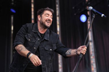 Şarkıcı Antonio Orozco, 11 Mayıs 2025 'te Madrid Plaza Mayor' daki VIVE DIAL HOMENAJE A MADRID konserinde sahne aldı.