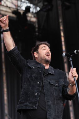 Şarkıcı Antonio Orozco, 11 Mayıs 2025 'te Madrid Plaza Mayor' daki VIVE DIAL HOMENAJE A MADRID konserinde sahne aldı.