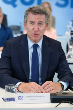 Cuca Gamarra ve PP Başkanı Alberto Nuez Feijoo, 12 Mayıs 2025 tarihinde İspanya 'nın Madrid kentinde Ulusal Yürütme Komitesi' nin genel merkezinde toplandılar.